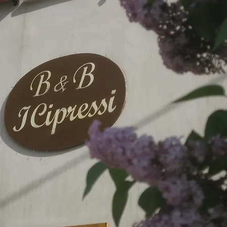 Country House-b&b-appartamenti Ai Cipressi ウルビーノ