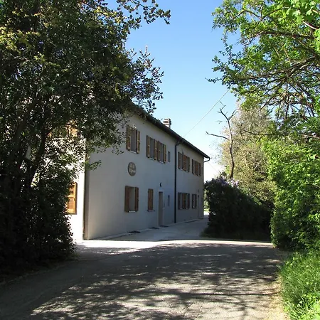 ベッド・アンド・ブレックファスト Country House-b&b-appartamenti Ai Cipressi ウルビーノ